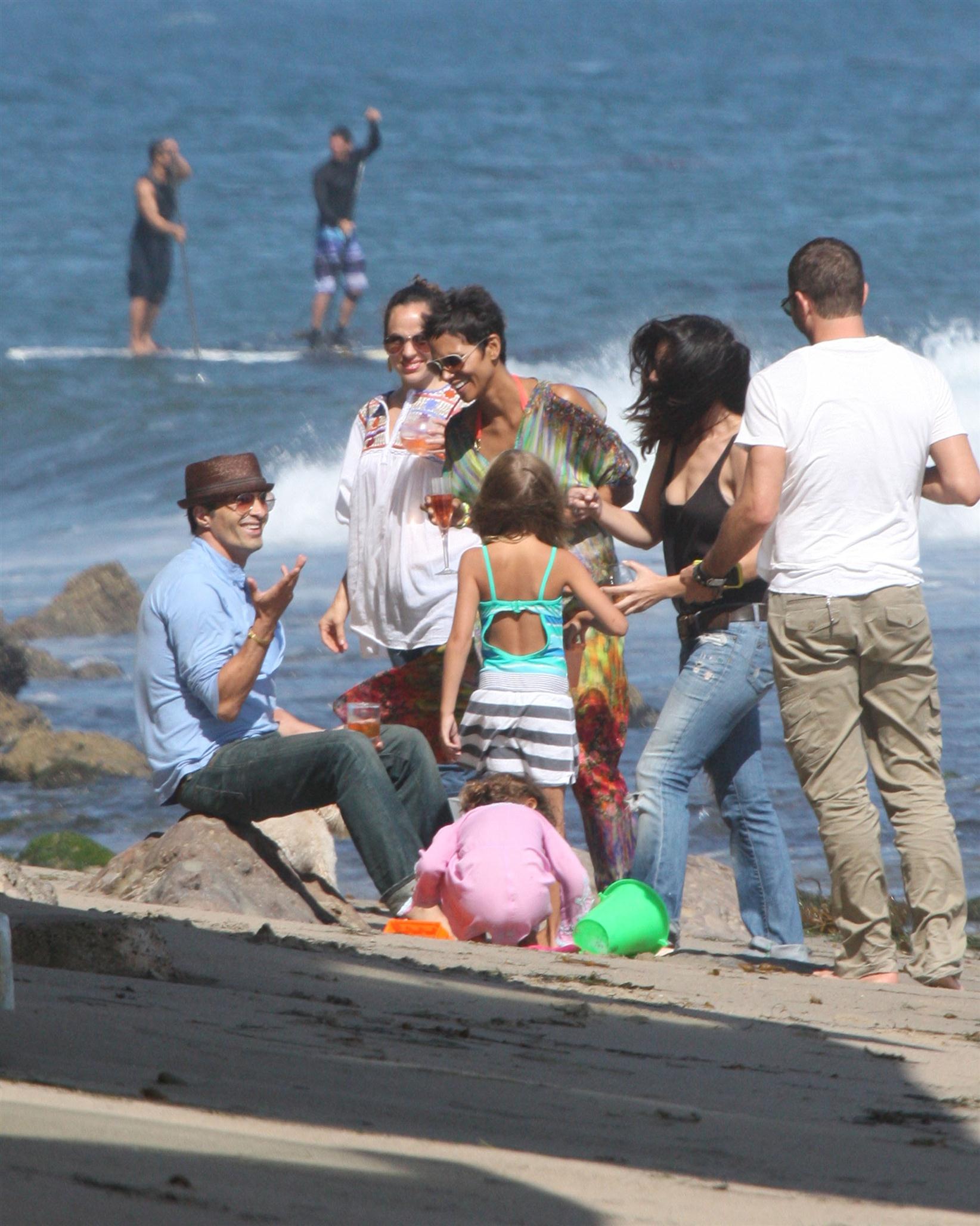 Halle Berry spends her 45th birthday on Malibu Beach photos | Picture 59766